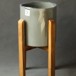 گلدان پلیمری 20*21 پایه‌دار طوسی